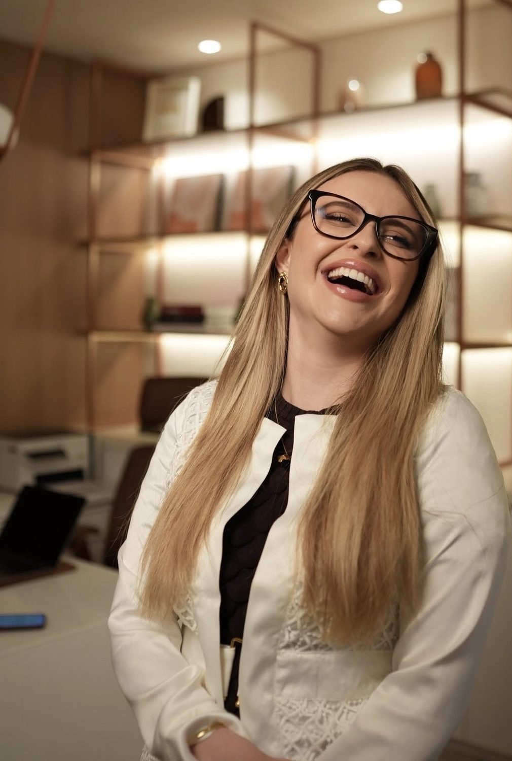 Dra. Giovanna Marquesi sorrindo no consultório