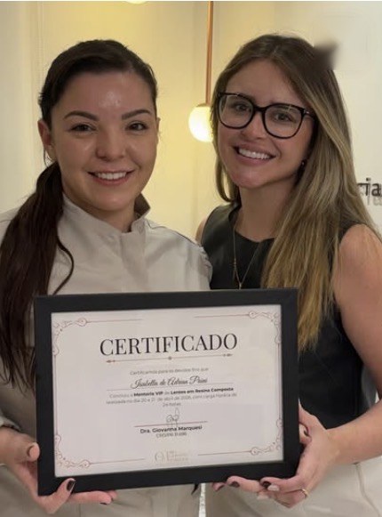 Aluno da mentoria com o certificado ao lado da Dra. Giovanna