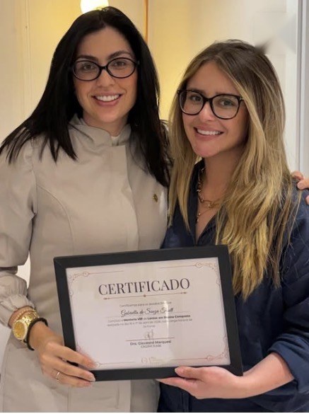 Aluno da mentoria com o certificado ao lado da Dra. Giovanna