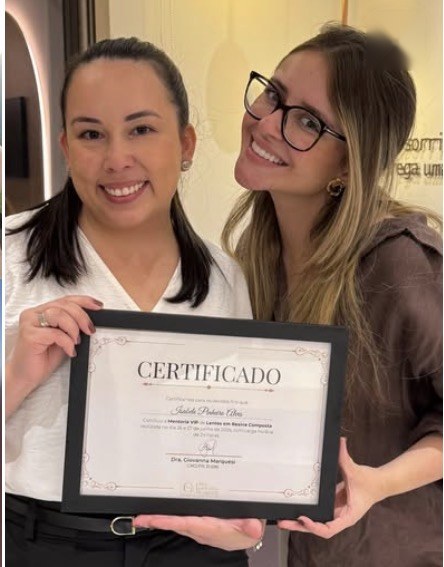 Aluno da mentoria com o certificado ao lado da Dra. Giovanna
