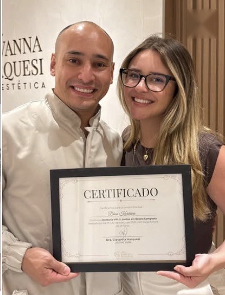 Aluno da mentoria com o certificado ao lado da Dra. Giovanna