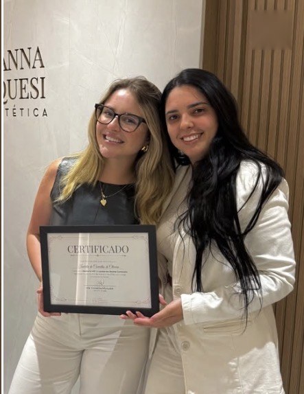 Aluno da mentoria com o certificado ao lado da Dra. Giovanna
