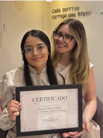 Aluno da mentoria com o certificado ao lado da Dra. Giovanna