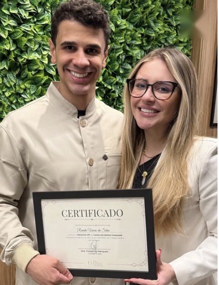 Aluno da mentoria com o certificado ao lado da Dra. Giovanna