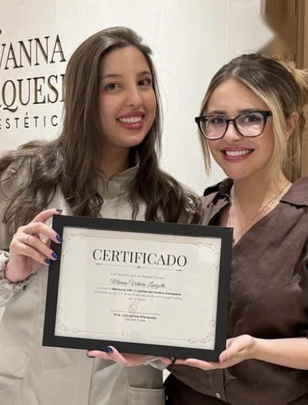 Aluno da mentoria com o certificado ao lado da Dra. Giovanna
